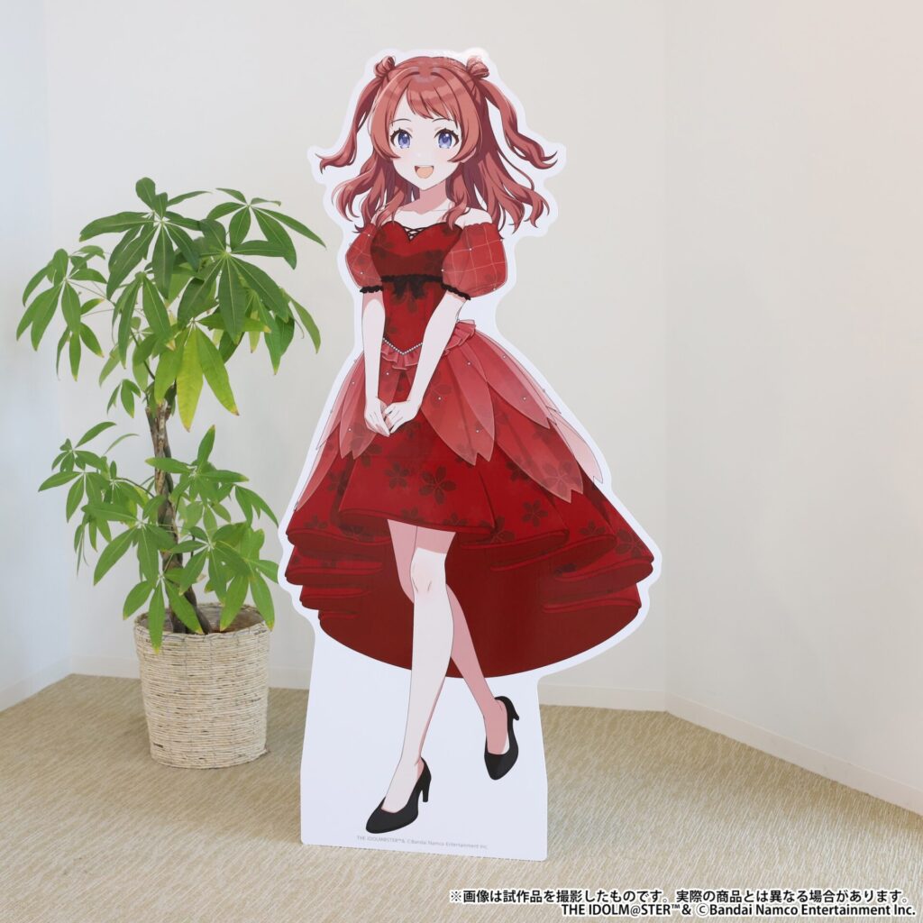 撮り下ろしビジュアルを等身大スタンディ