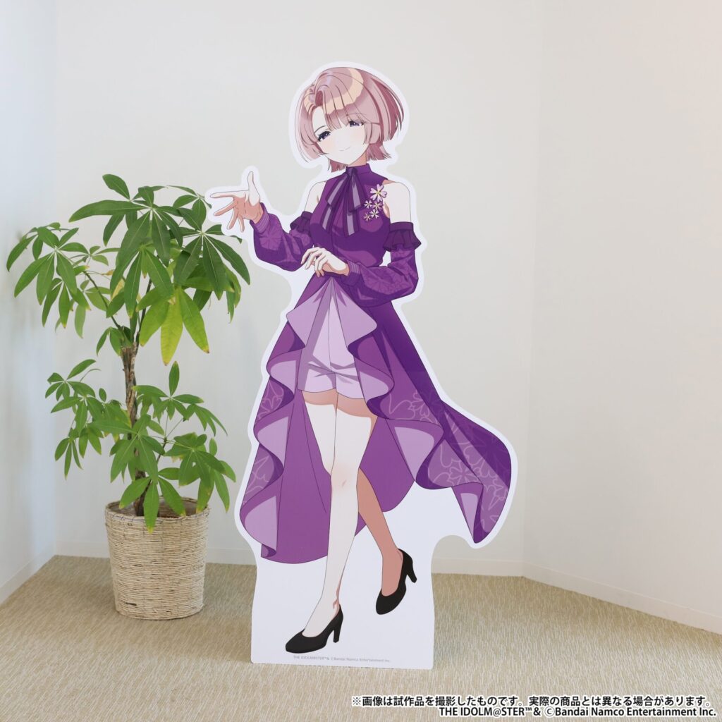 撮り下ろしビジュアルを等身大スタンディ