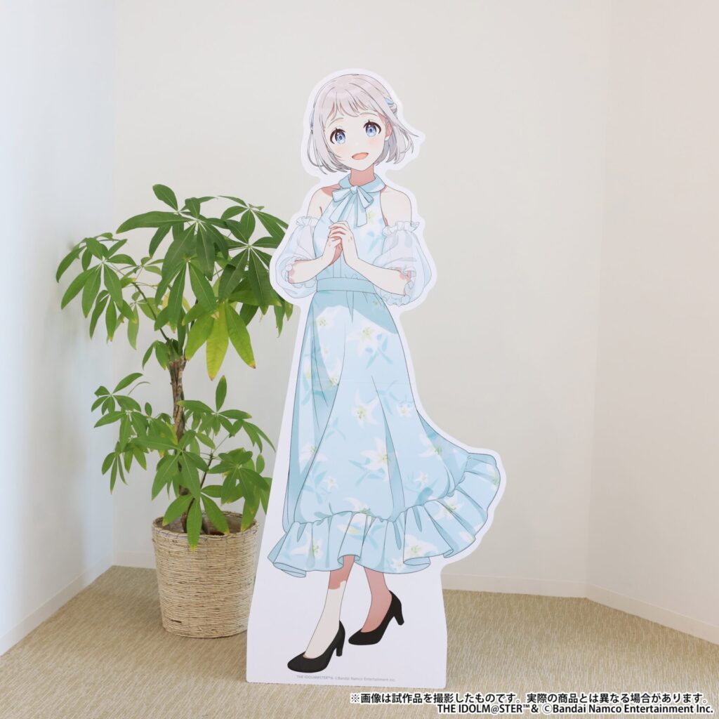 撮り下ろしビジュアルを等身大スタンディ