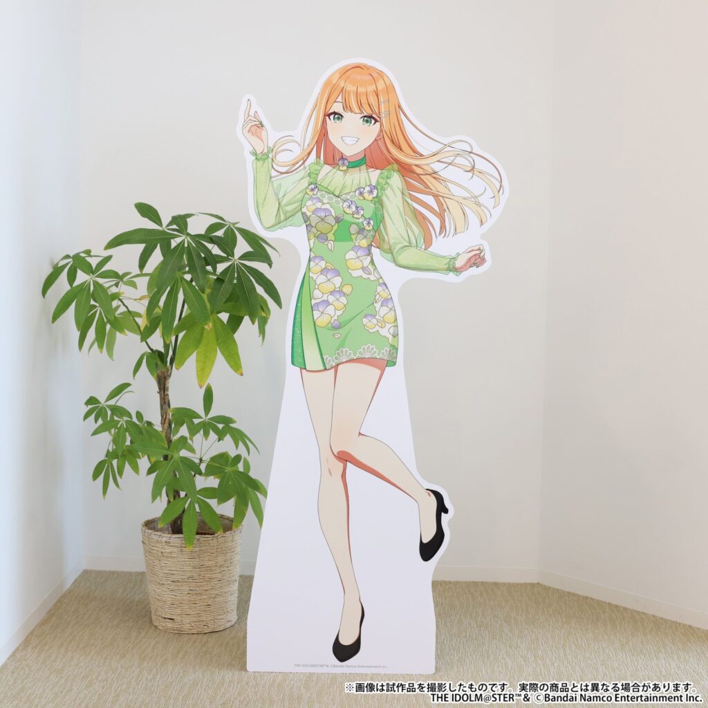 撮り下ろしビジュアルを等身大スタンディ