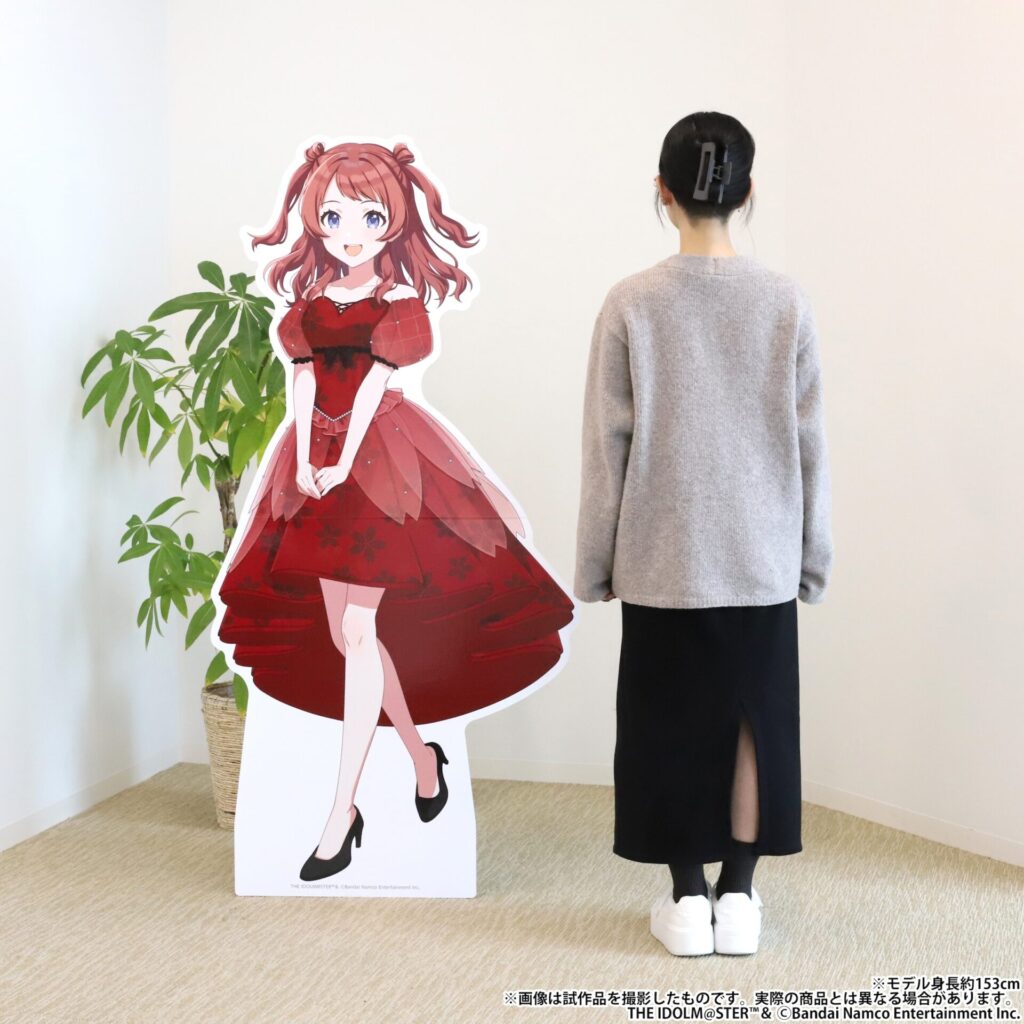 撮り下ろしビジュアルを等身大スタンディ