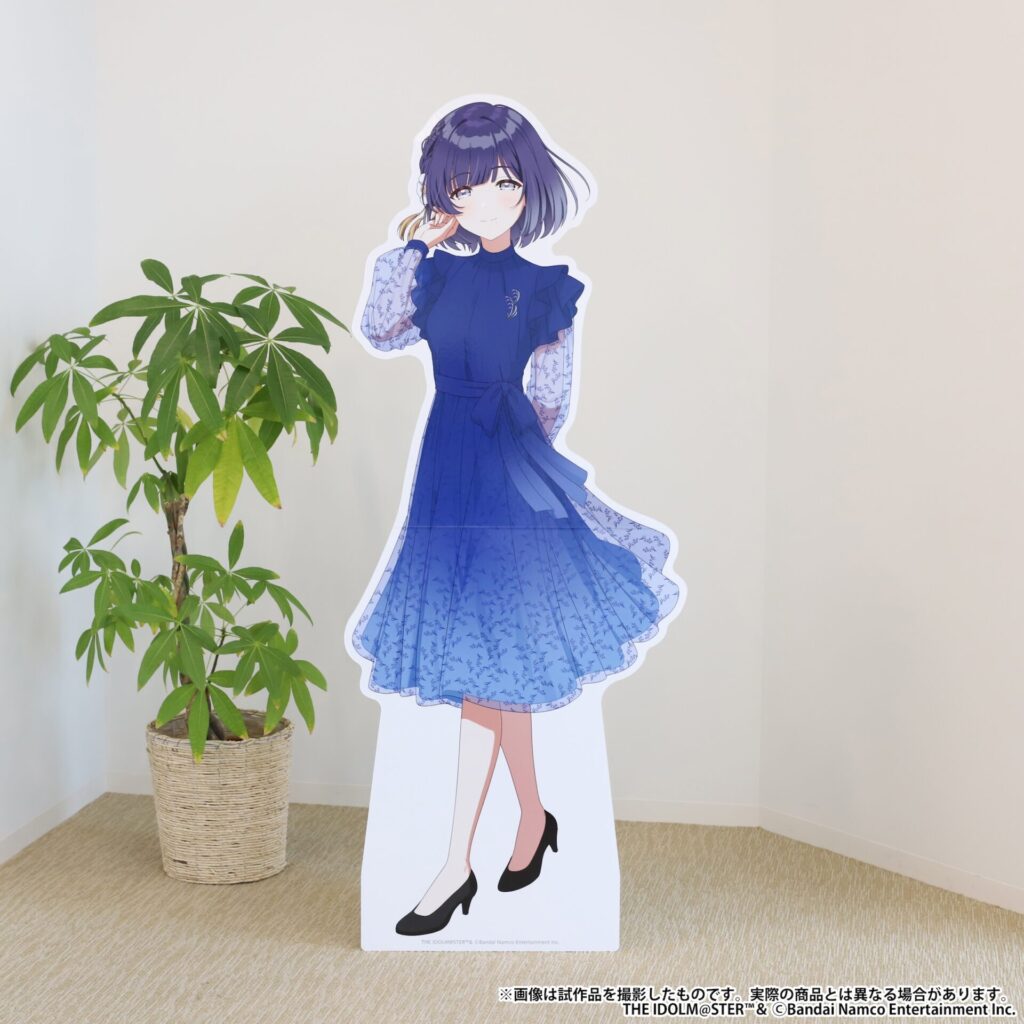 撮り下ろしビジュアルを等身大スタンディ
