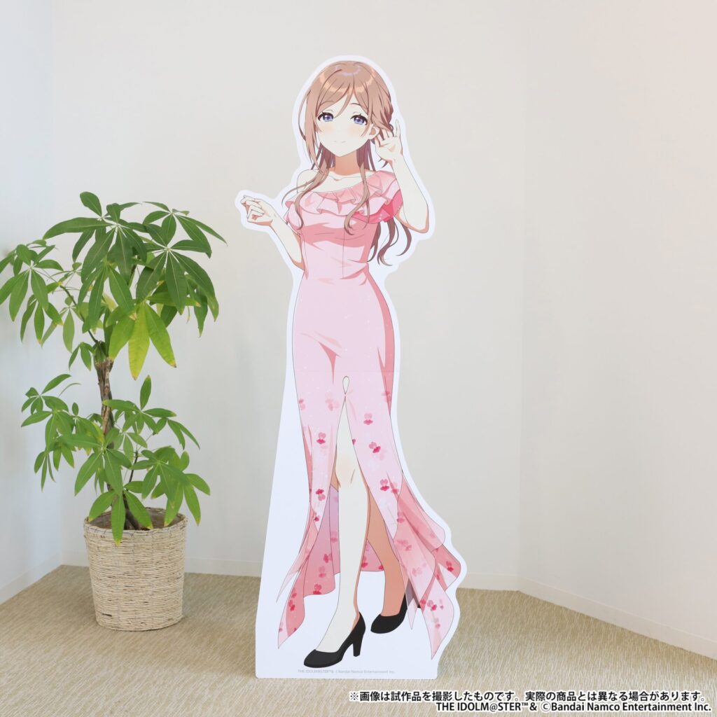 撮り下ろしビジュアルを等身大スタンディ