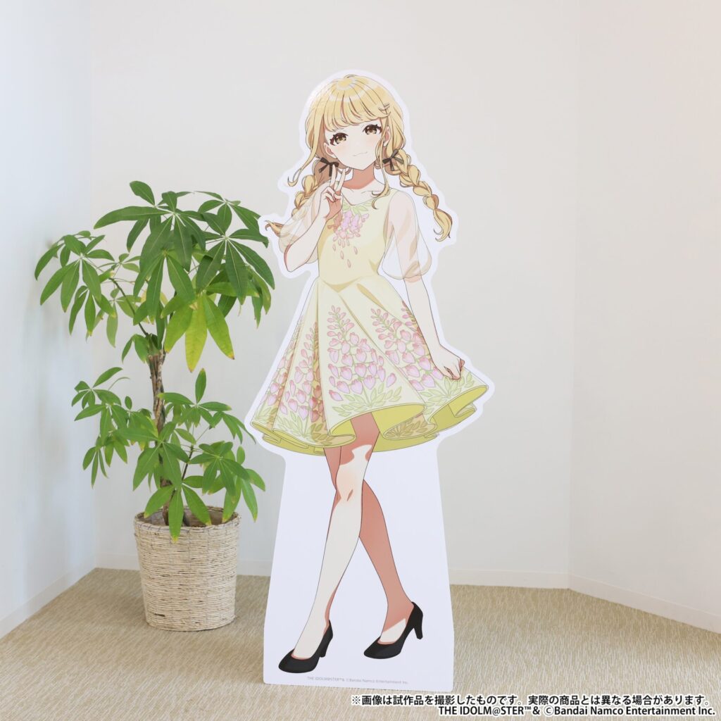 撮り下ろしビジュアルを等身大スタンディ