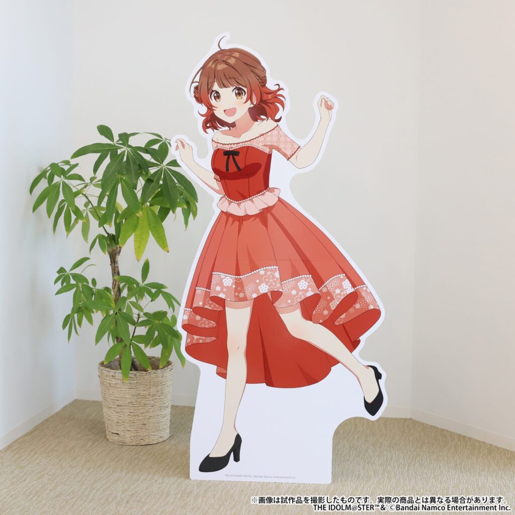 撮り下ろしビジュアルを等身大スタンディ