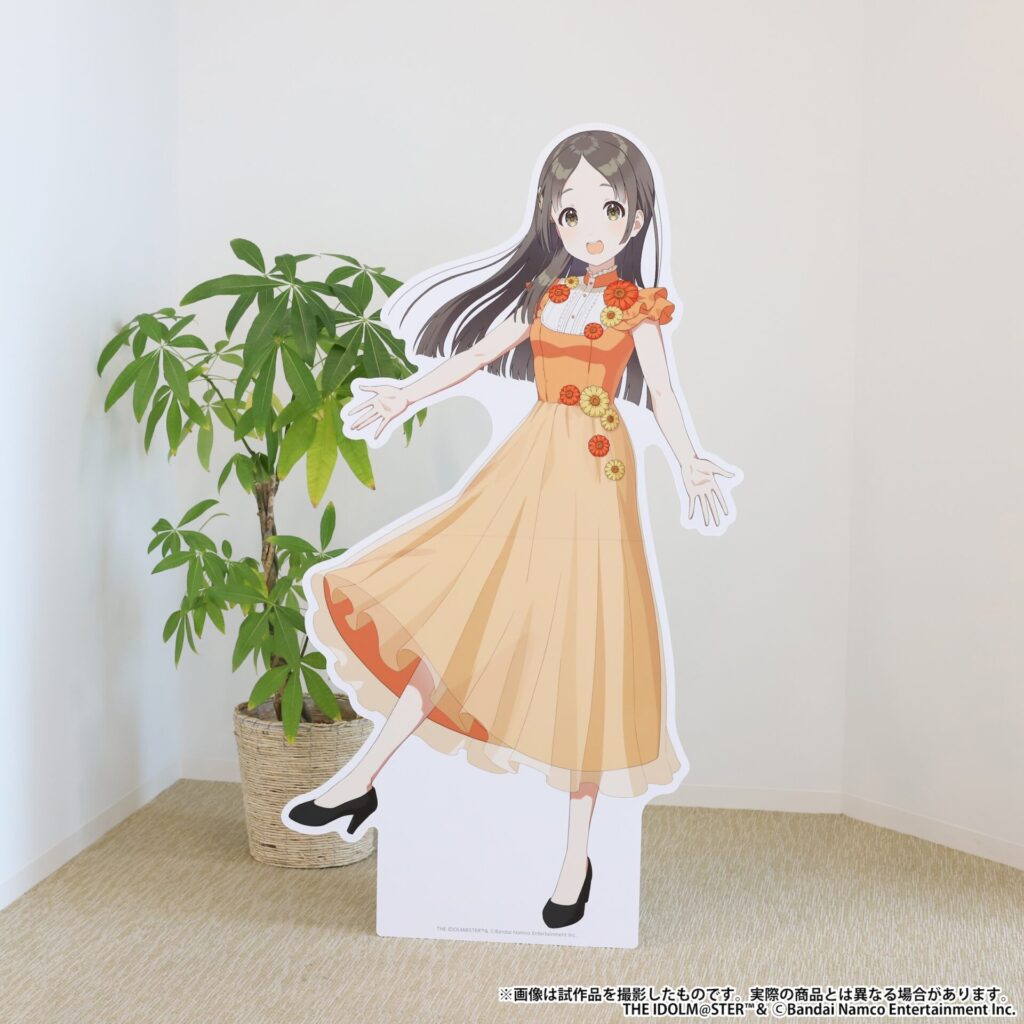 撮り下ろしビジュアルを等身大スタンディ