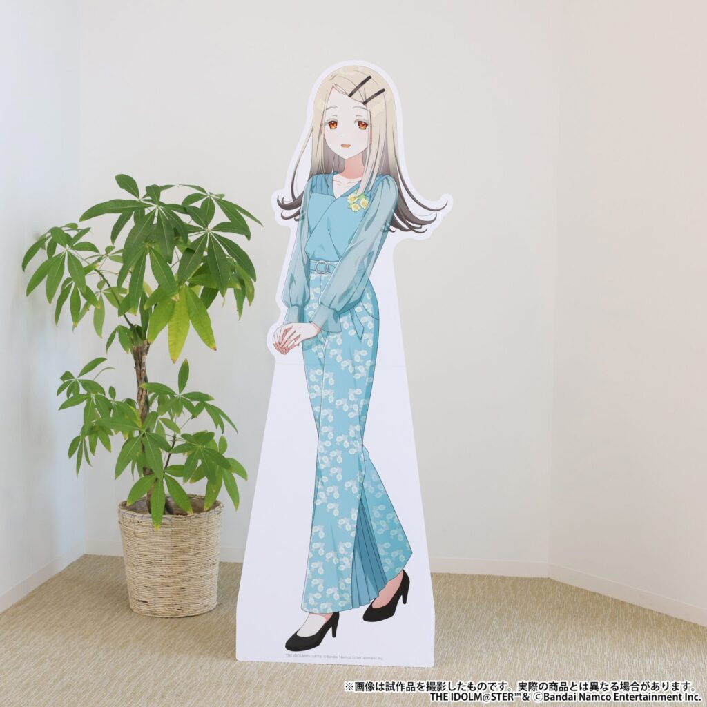 撮り下ろしビジュアルを等身大スタンディ