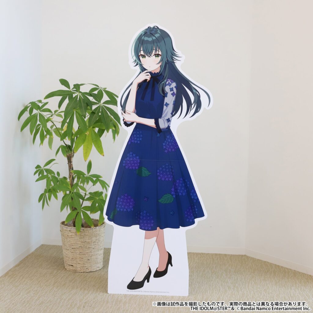 撮り下ろしビジュアルを等身大スタンディ
